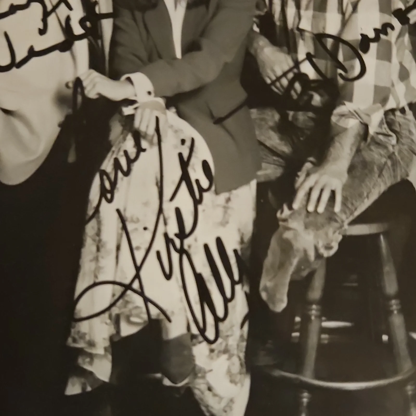 George Wendt, Kirstie Alley, Ted Danson, John Ratzenberger, Rhea — Cheers Original Cast Photo Signed by Danson, Alley, Wendt, Ratzenberger, изображение 3