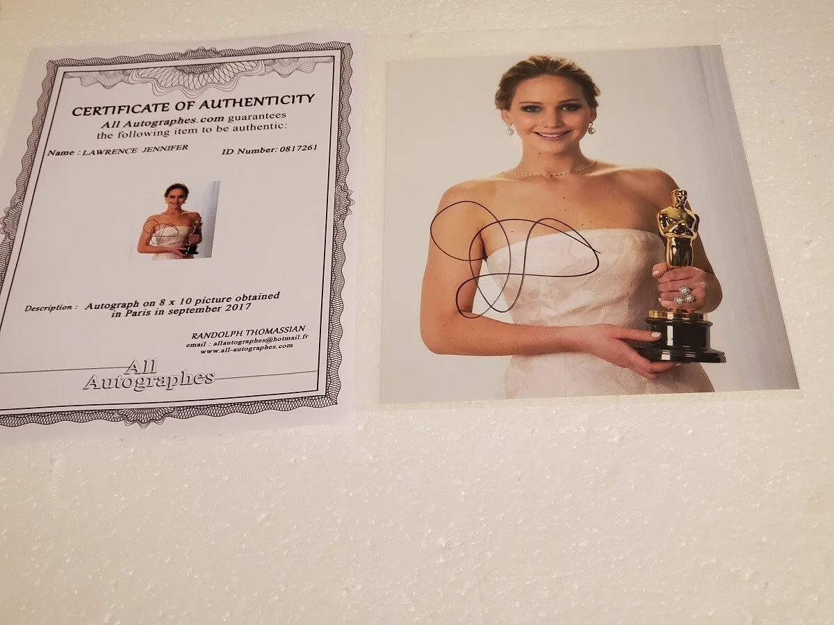 Jennifer Lawrence — Oscar Winner Jennifer Lawrence Signed 8 x 10 Photo ( Silver Linings Playbook )