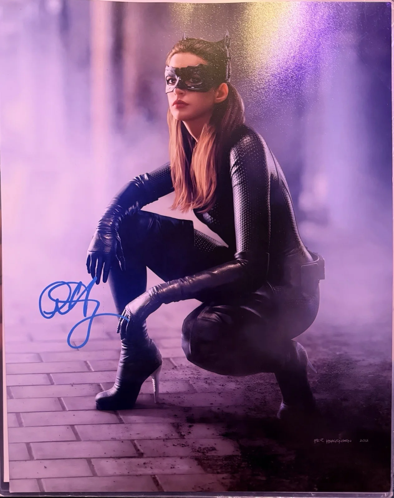 Anne Hathaway — 11x14 Anne Hathaway Signed Poster Autographed w/ Proof Video, изображение 2