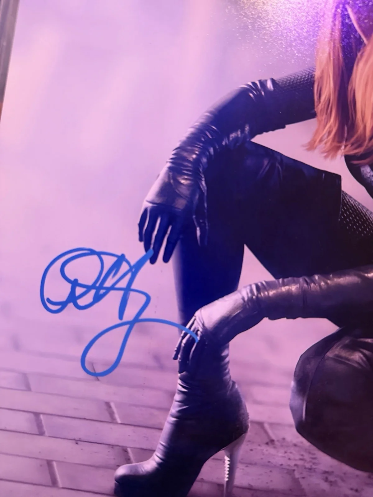 Anne Hathaway — 11x14 Anne Hathaway Signed Poster Autographed w/ Proof Video, изображение 3