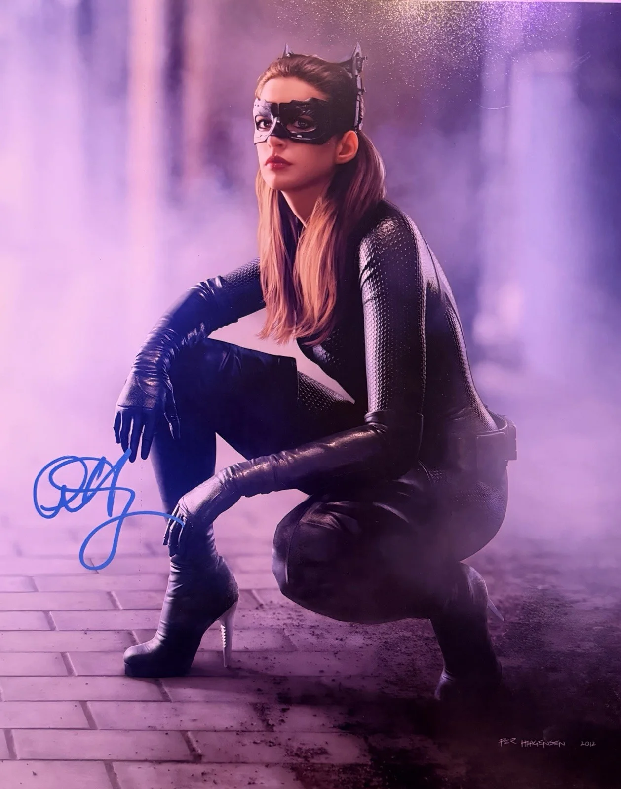 Anne Hathaway — 11x14 Anne Hathaway Signed Poster Autographed w/ Proof Video, изображение 4