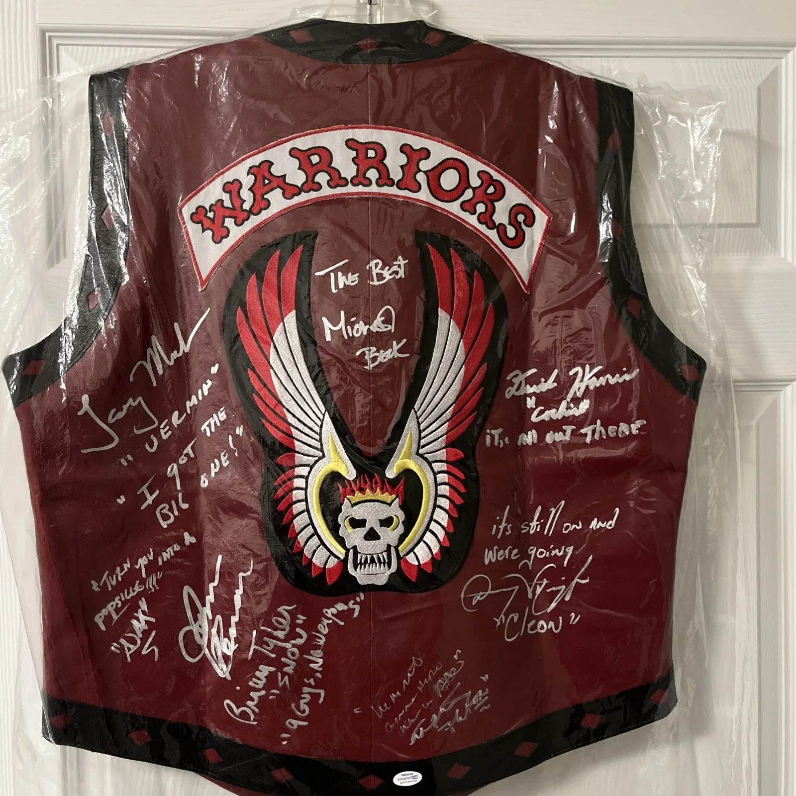 Michael Beck, Warriors Cast — The Warriors Movie Leather Vest Signed with Famous Quotes by Cast includes ACOA, изображение 2