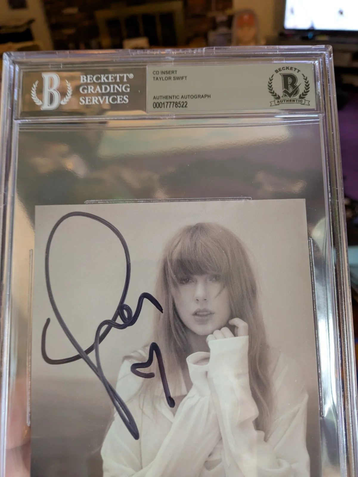 Taylor Swift Signed Tortured Poets CD Insert W/ Heart Beckett Encapsulated, изображение 2