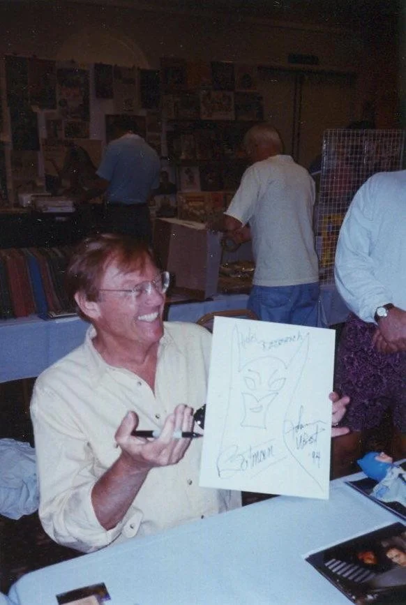 Adam West — BATMAN - ADAM WEST SIGNED PHOTO 1994 IN-PERSON bw,8x10 LIFE + CANDID PIC SIGNING, изображение 2