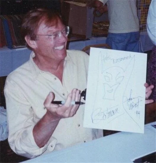 Adam West — BATMAN - ADAM WEST SIGNED PHOTO 1994 IN-PERSON bw,8x10 LIFE + CANDID PIC SIGNING, изображение 3