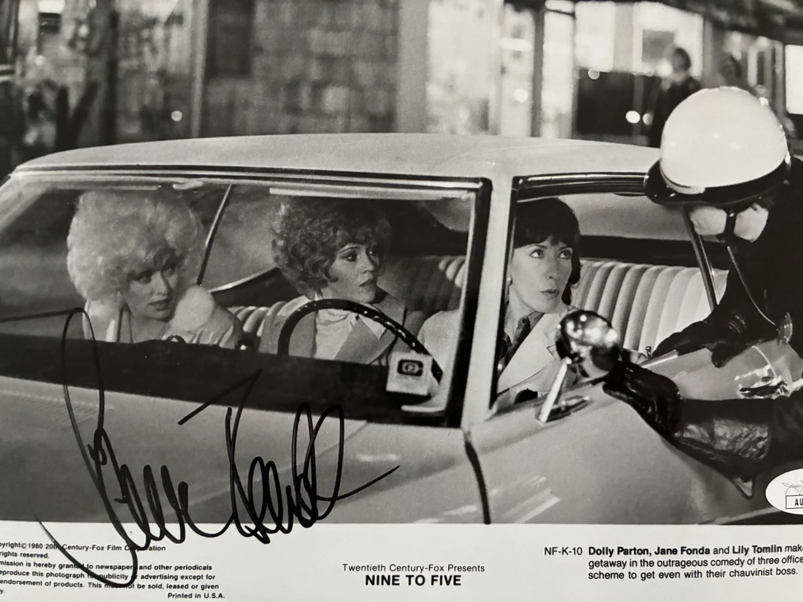 Lily Tomlin — LILY TOMLIN Signed 8x10 Photo "Nine To Five" JSA COA Authentic Autograph 9 to 5, image 2