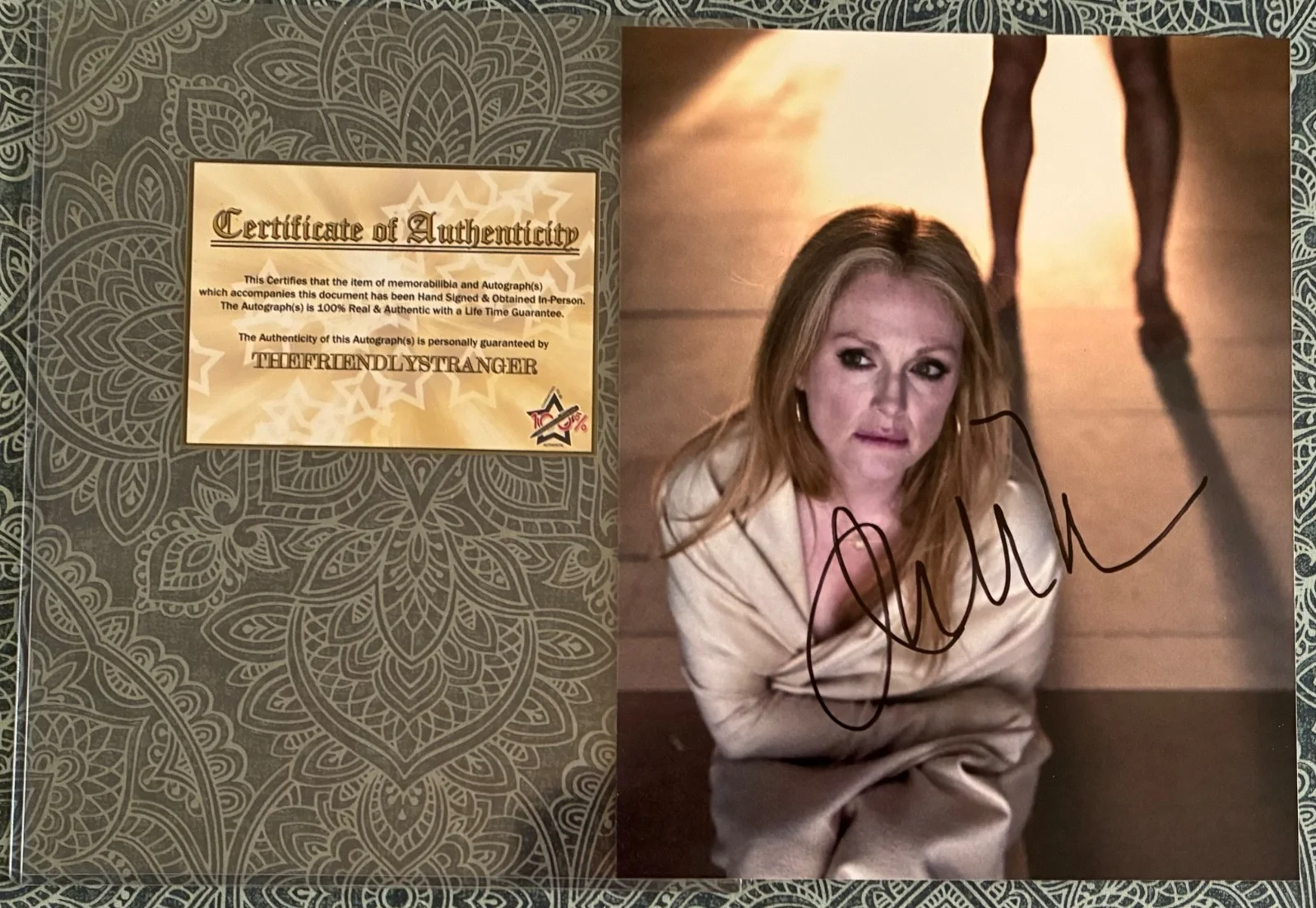 Julianne Moore — Julianne Moore Signed 8x10 Photo Autograph Movie Star Oscar Winner w/ COA