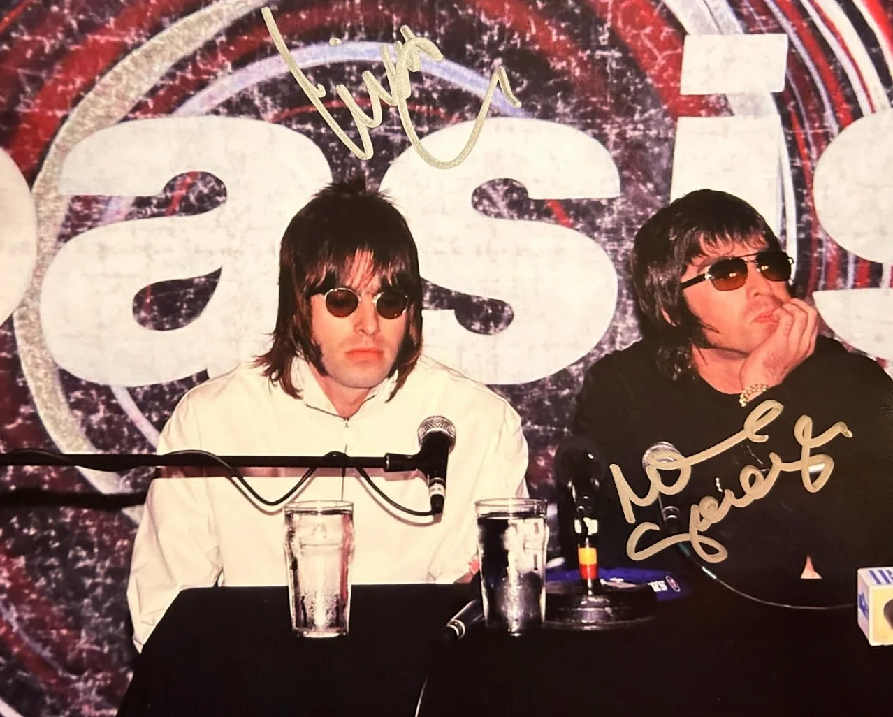 OASIS Signed (NOEL & LIAM GALLAGHER) Original 8x10" Authentic Autographs w/COA, image 3