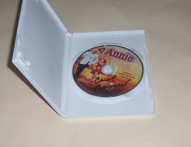 DOUBLE SIGNED! ANNIE DVD signed autographed CAROL BURNETT, изображение 2