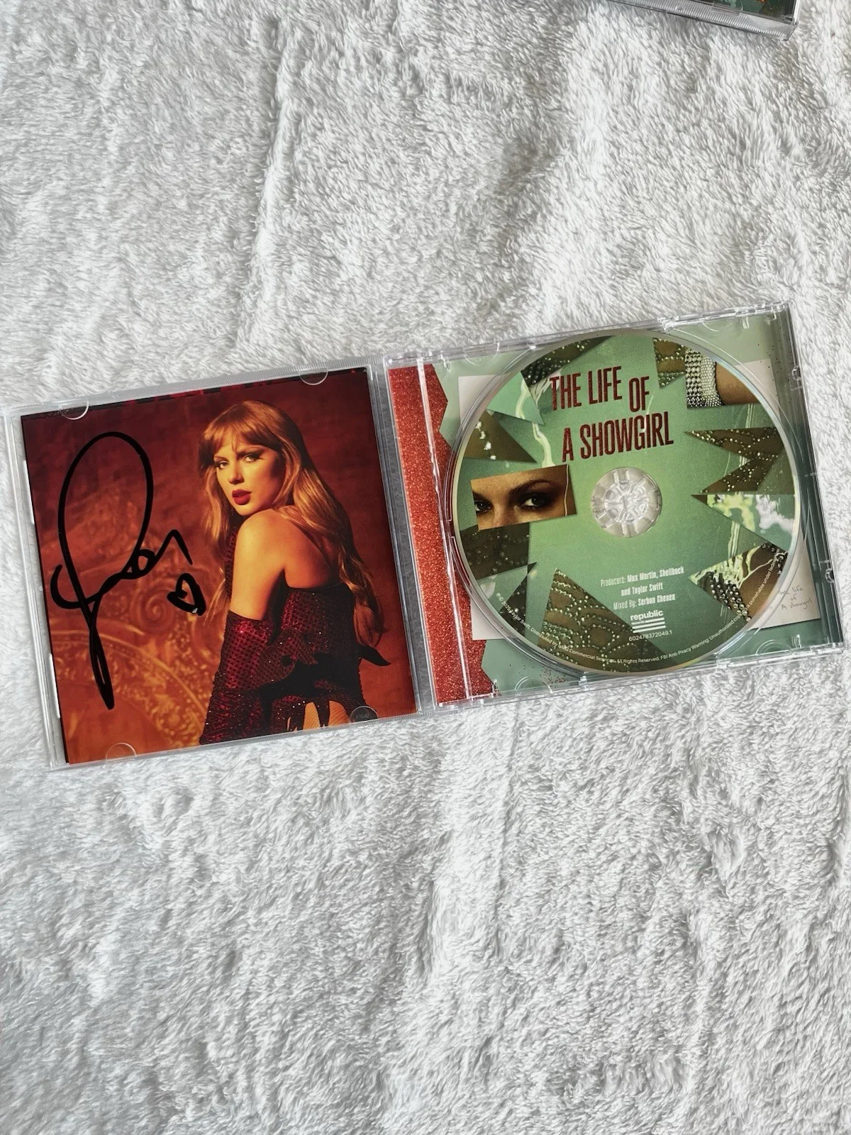 RARE TINY HEART Taylor Swift The Life of a Showgirl CD w/ Signed Insert Photo 3, изображение 3