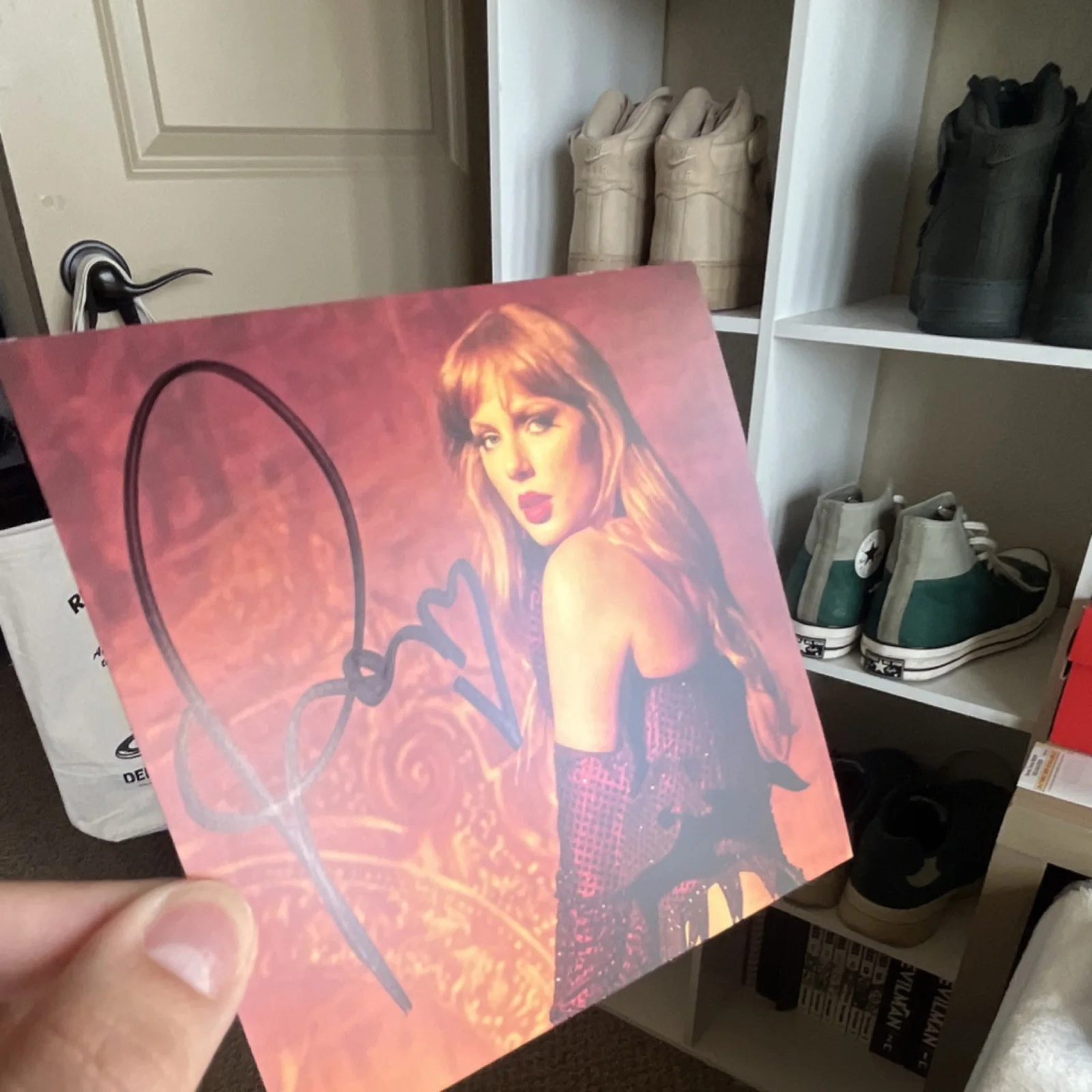 Taylor Swift - The Life of a Showgirl CD + Hand Signed Photo 3, изображение 5
