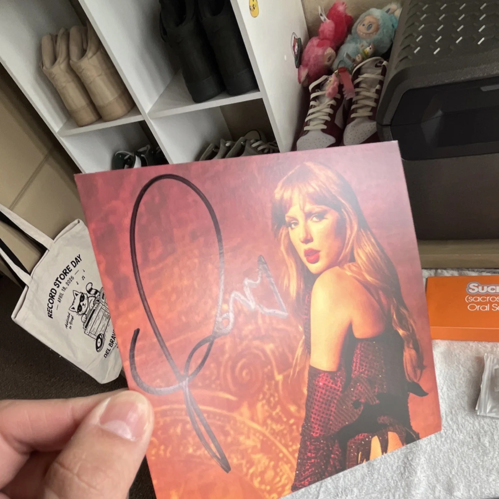 Taylor Swift - The Life of a Showgirl CD + Hand Signed Photo 3, изображение 5