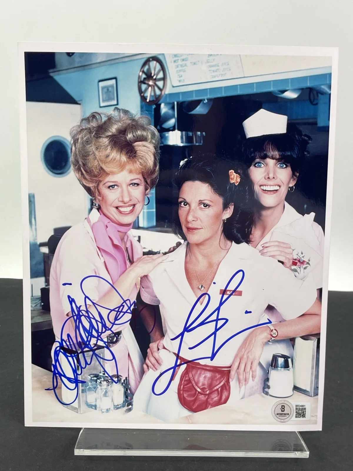 Polly Holiday & Linda Lavin — ALICE cast POLLY HOLLIDAY & LINDA LAVIN Hand signed AUTOGRAPH 8x10 Beckett