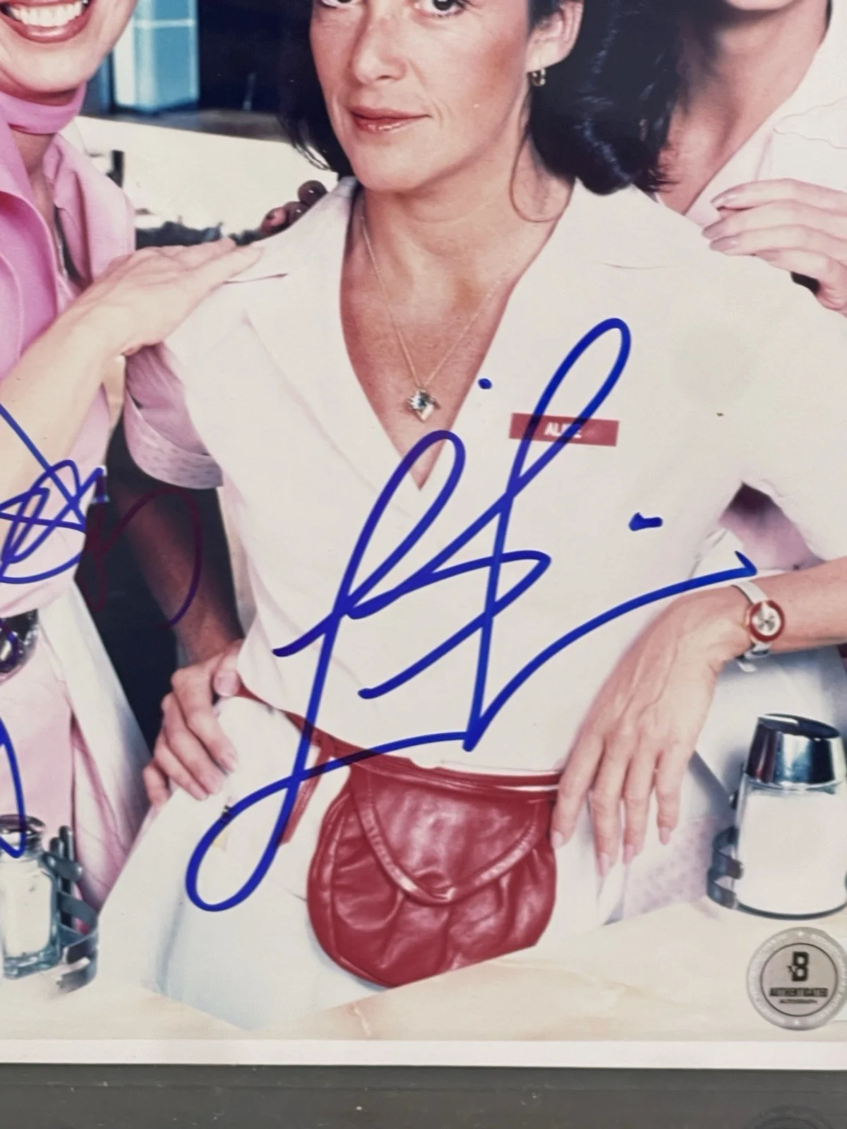 Polly Holiday, Linda Lavin — ALICE cast POLLY HOLLIDAY & LINDA LAVIN Hand signed AUTOGRAPH 8x10 Beckett, изображение 2
