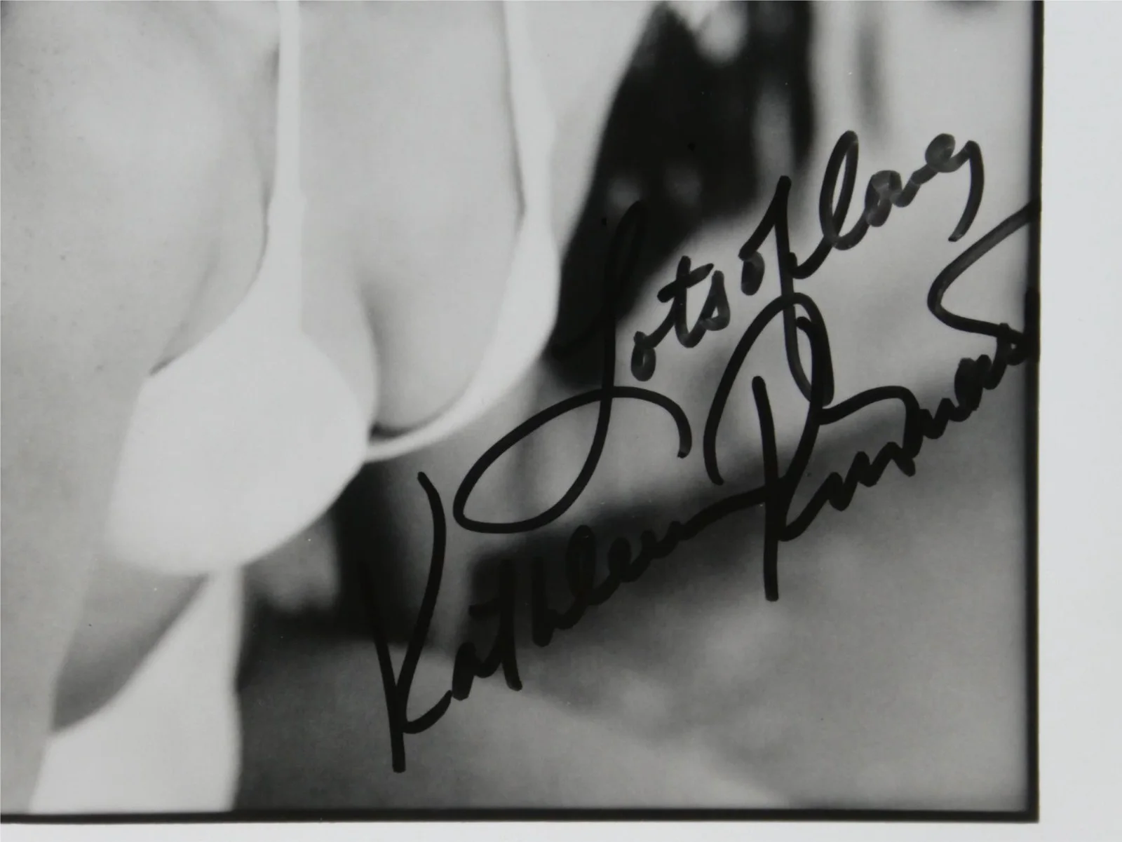 Kathleen Kinmont — Kathleen Kinmont Signed 8x10 B&W Photo Autographed, image 2