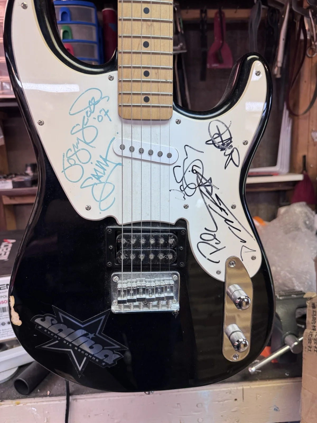 Autographed Guitar Pickguard Saliva 2007 (Guitar Not Included), изображение 2