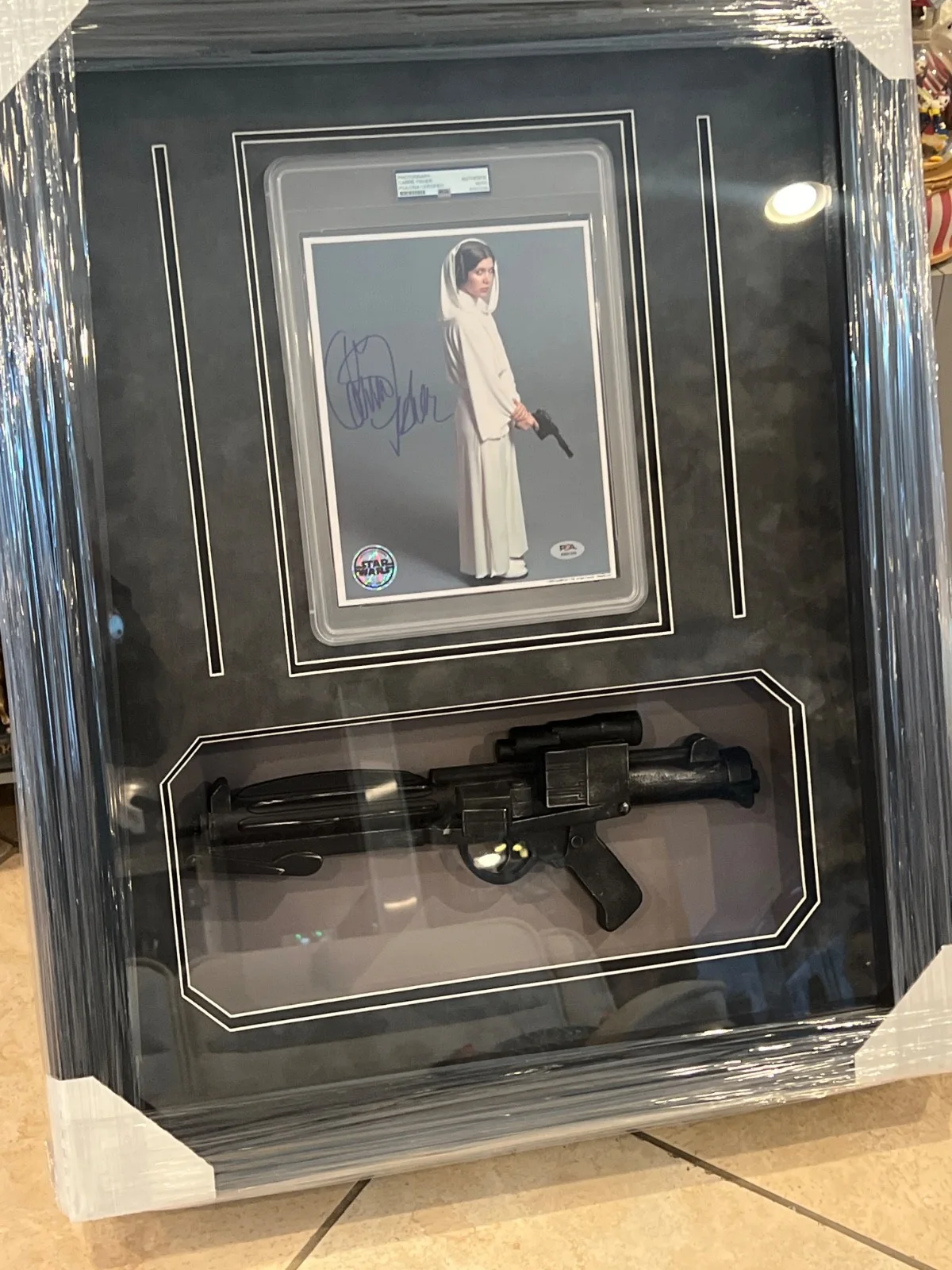 CARRIE FISHER — Carrie Fisher Star Wars Signed autograph Custom Frame PSA/DNA Authenticated