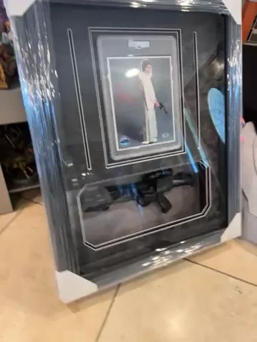 CARRIE FISHER — Carrie Fisher Star Wars Signed autograph Custom Frame PSA/DNA Authenticated, image 2