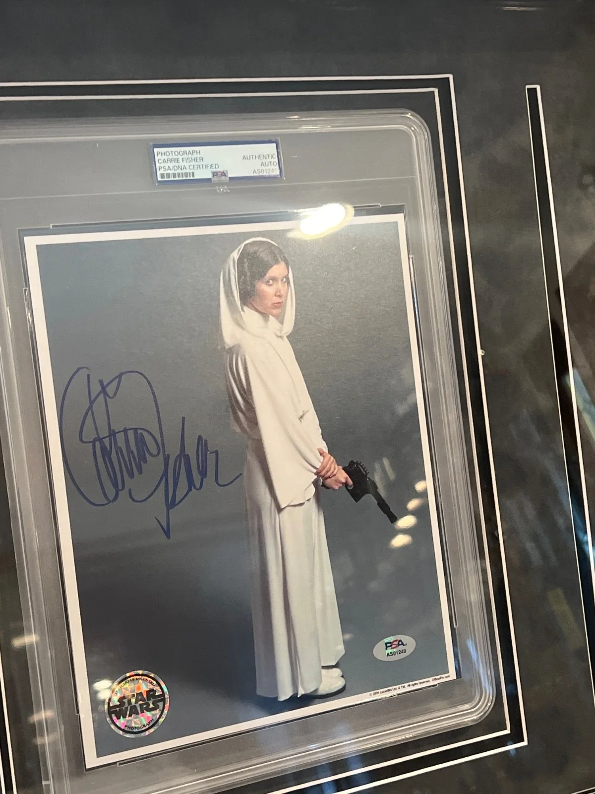 CARRIE FISHER — Carrie Fisher Star Wars Signed autograph Custom Frame PSA/DNA Authenticated, image 3