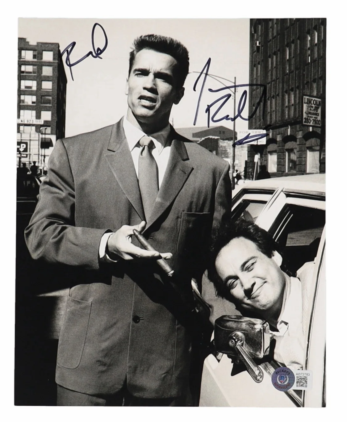 Jim Belushi — Jim Belushi Signed "Red Heat" 8x10 Photo (Beckett)