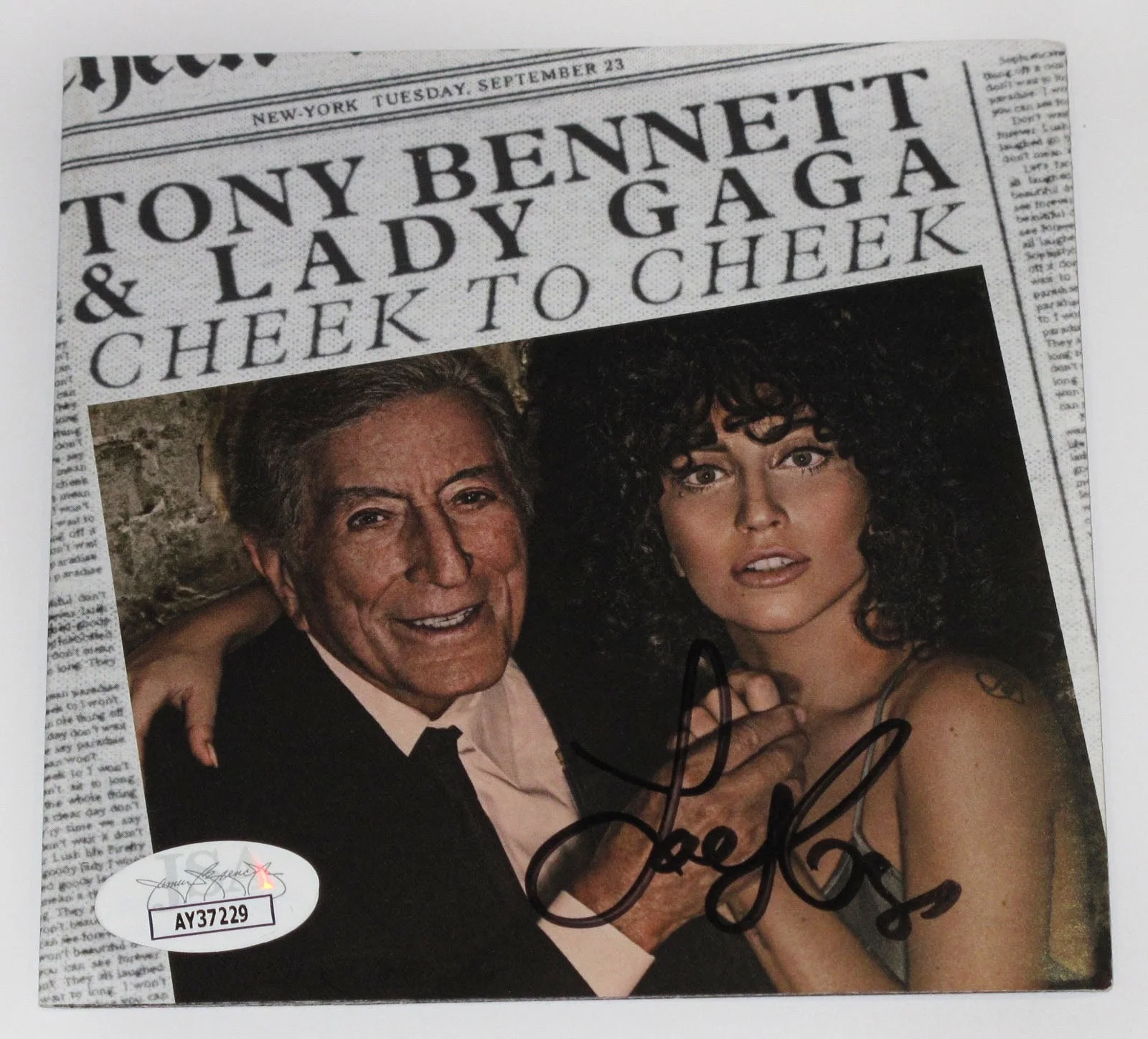 LADY GAGA — LADY GAGA signed TONY BENNETT "CHEEK TO CHEEK" CD Booklet Autographed JSA COA, изображение 3