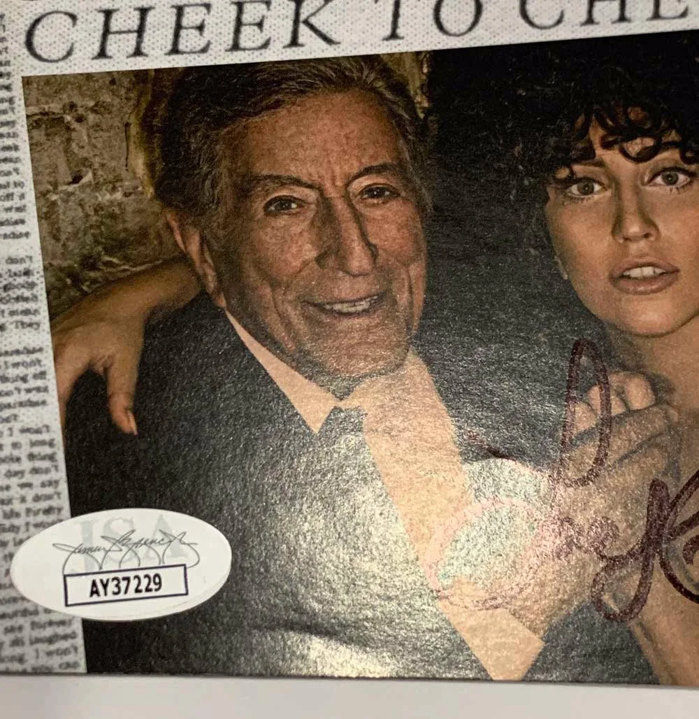 LADY GAGA — LADY GAGA signed TONY BENNETT "CHEEK TO CHEEK" CD Booklet Autographed JSA COA, изображение 4