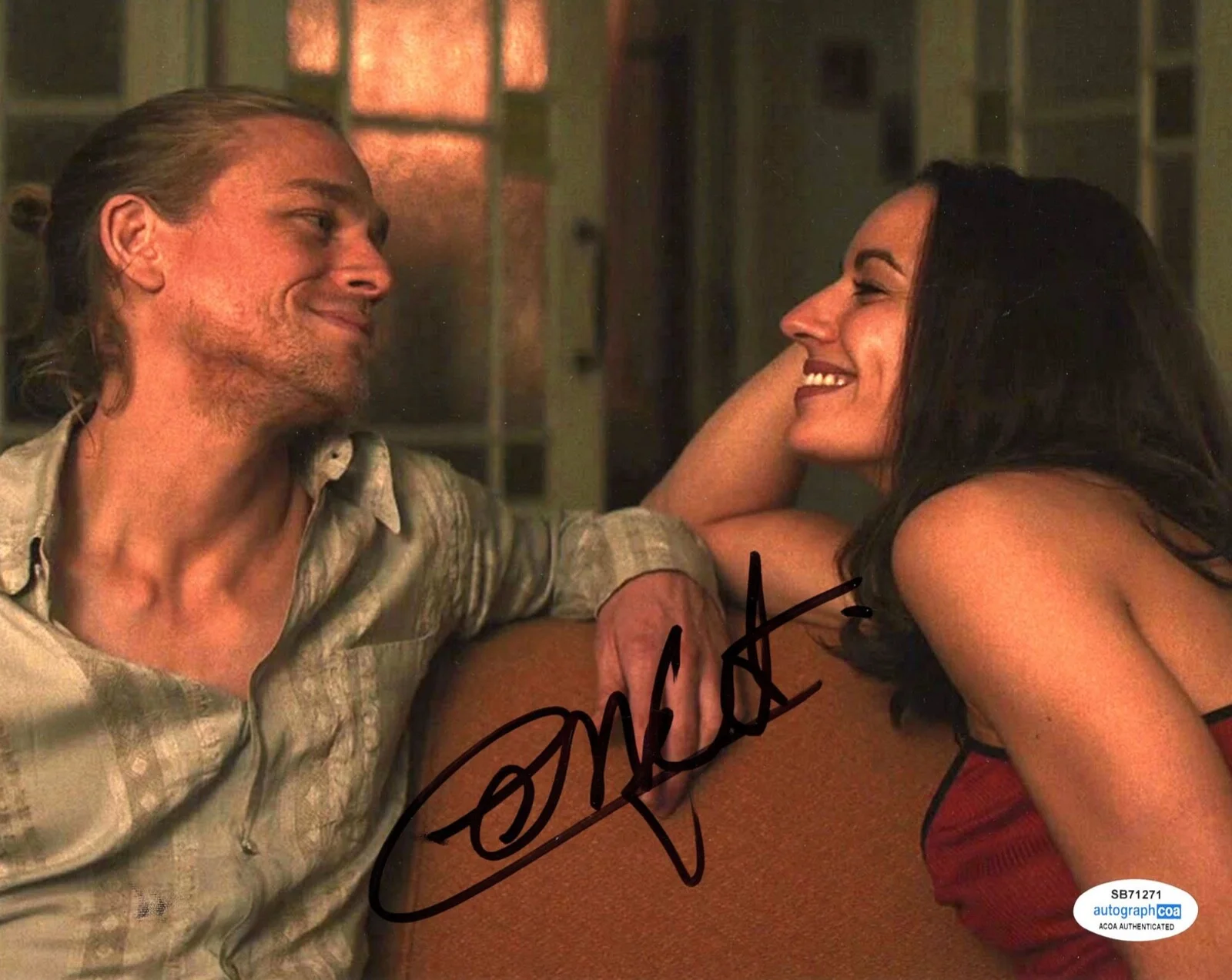 ANTONIA DESPLAT — Antonia Desplat signed "SHANTARAM" 8x10 Photo PROOF a SEXY Charlie Hunnam ACOA, изображение 3