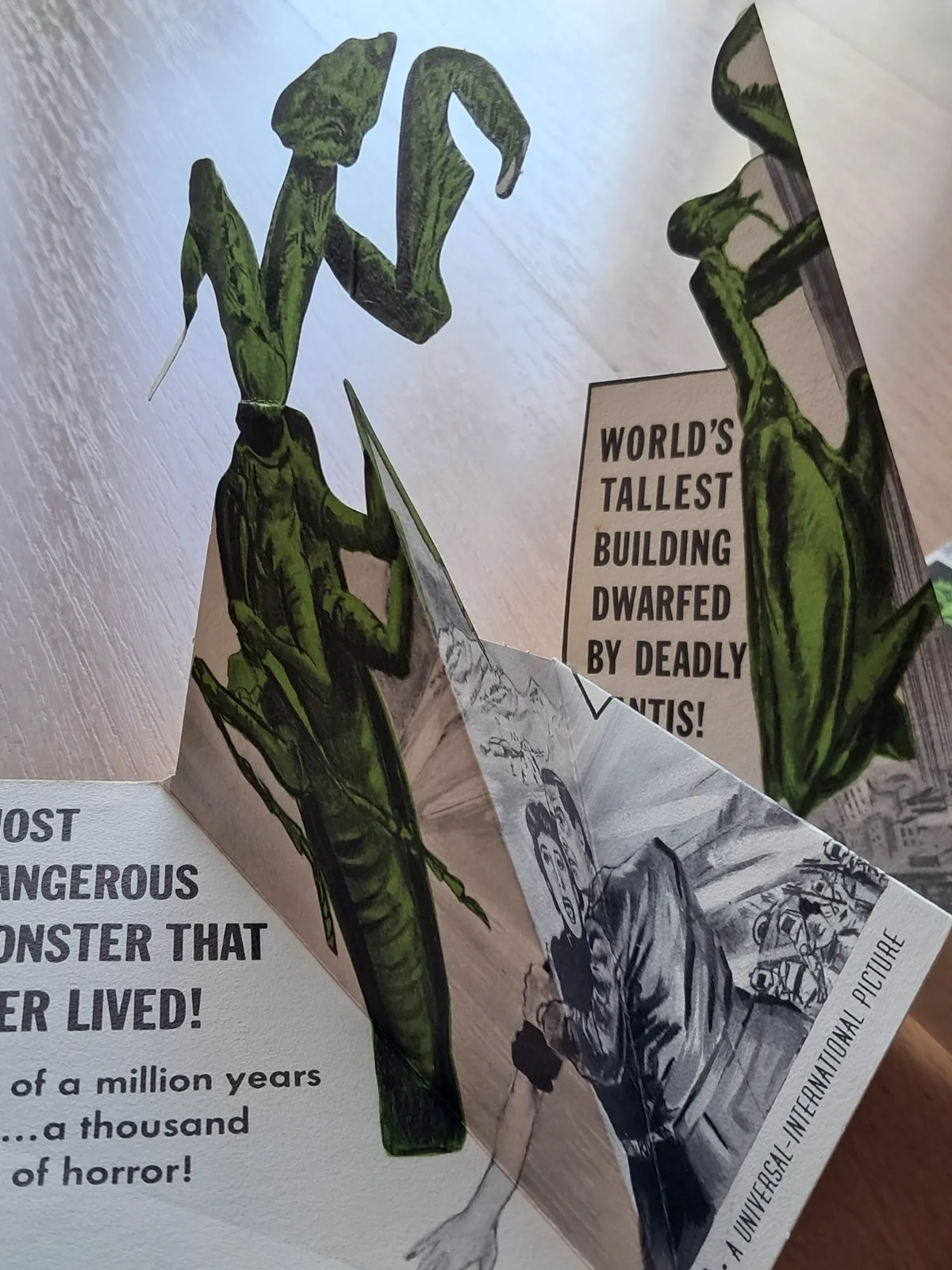 The Deadly Mantis ORIGINAL 1957 die-cut US HERALD wonderful skyscraper art RARE!, изображение 2