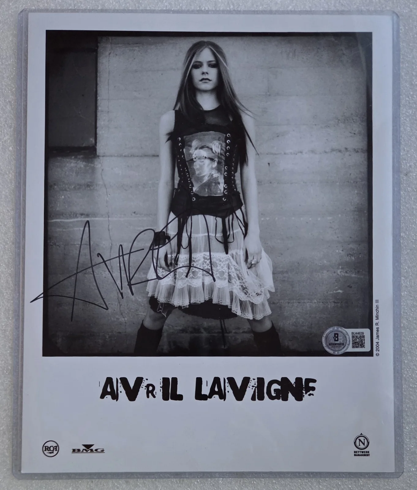 AVRIL LAVIGNE SIGNED PHOTO BECKETT BAS COA AUTOGRAPHED 8X10 RARE PRESENT GIFT, image 2