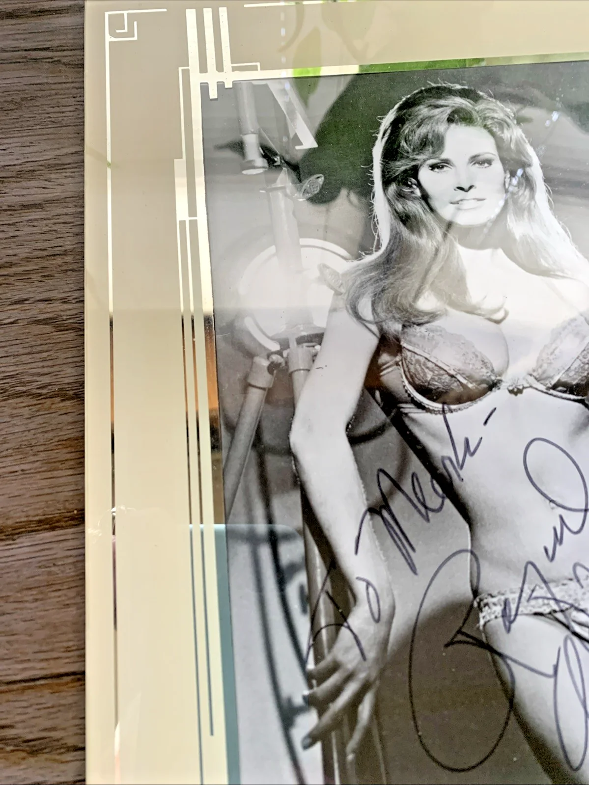 Raquel Welch — Raquel Welch Signed 8 X 10 Photo Black & White Sexy Shot DECO FRAME, image 3