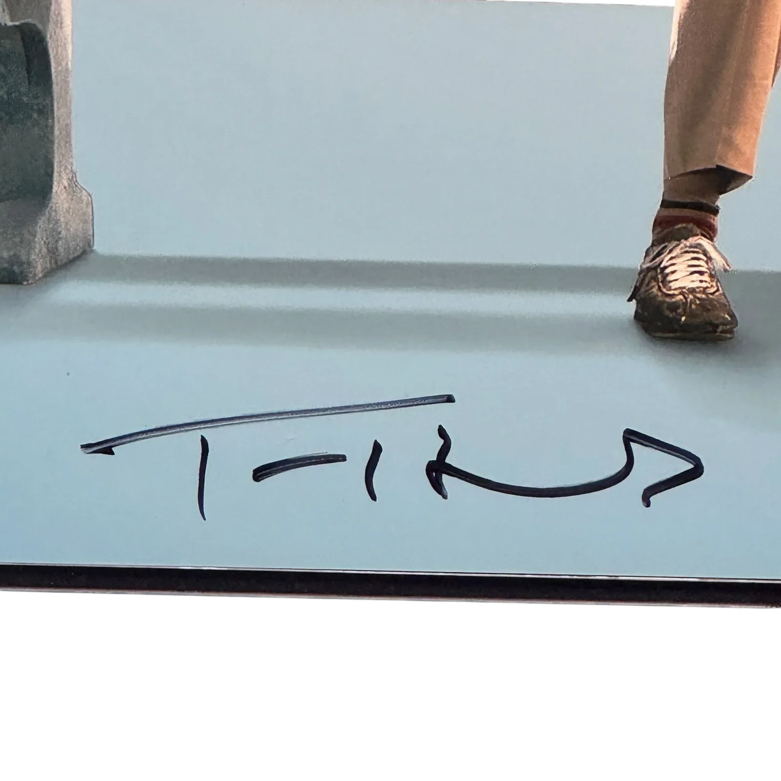 Tom Hanks — Tom Hanks Signed 11x14 Photo Forrest Gump Iconic Bench Autographed Beckett BAS, изображение 2