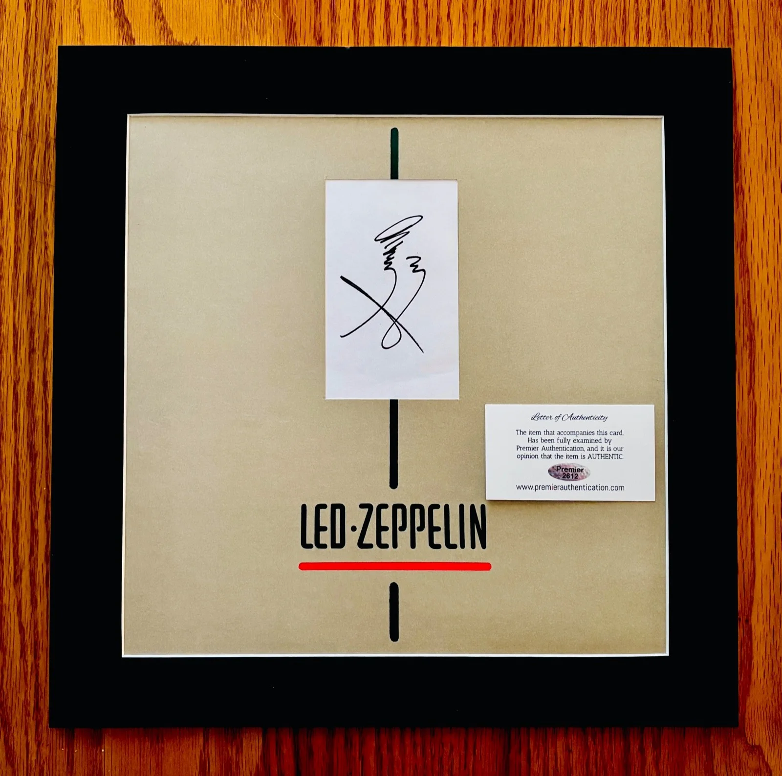LED ZEPPELIN~JIMMY PAGE Signed & Matted Signature Cut & LP Display w/COA~Mint, изображение 2