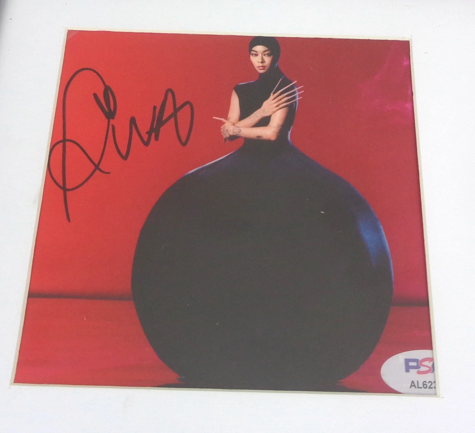 Rina Sawayama — Rina Sawayama Signed Autograph Hold The Girl CD Framed PSA/DNA COA, изображение 2