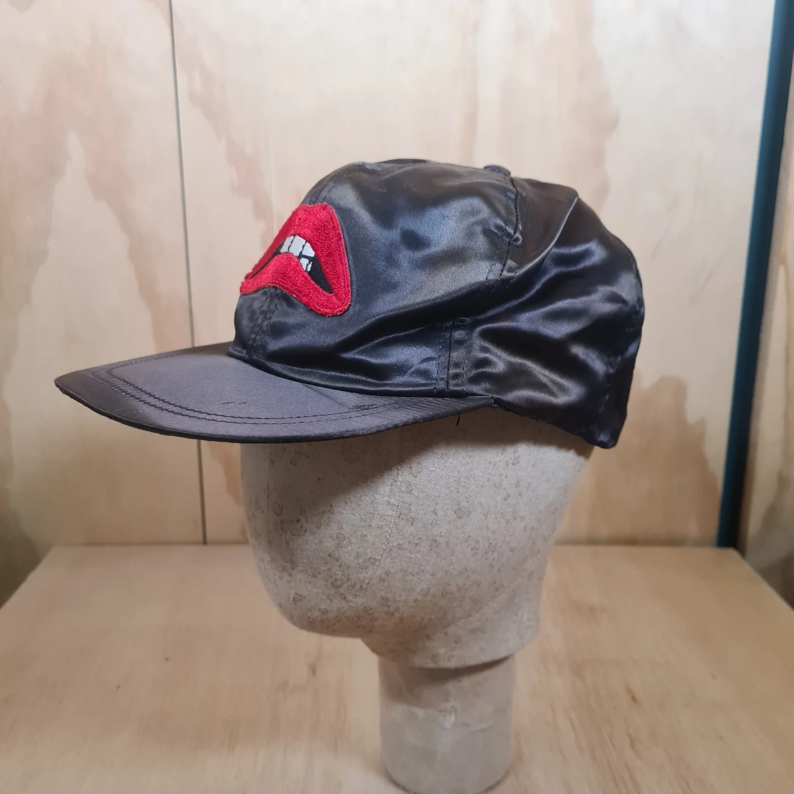 super rare circa 1975 vintage Rocky Horror Picture Show satin cap lip design, изображение 2