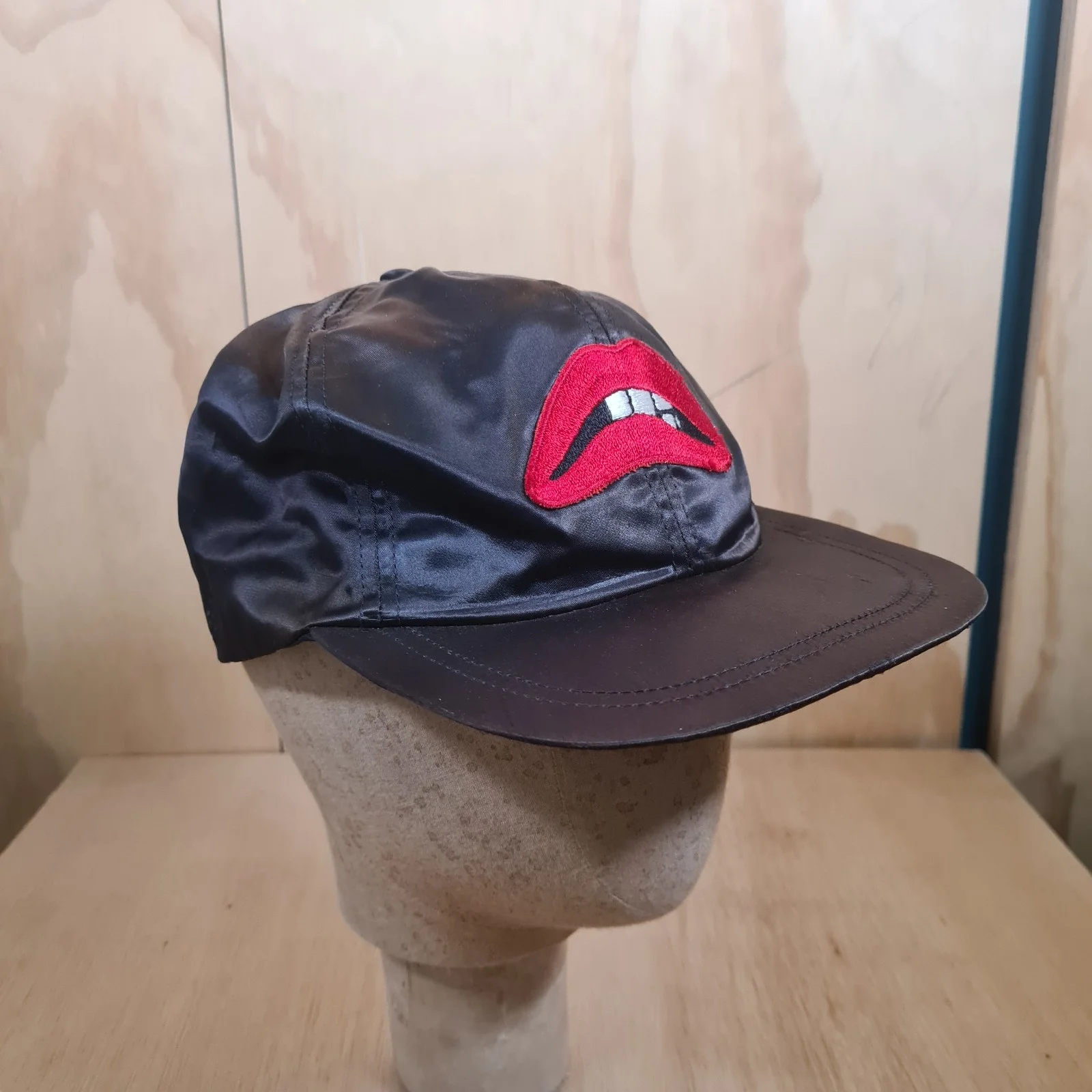 super rare circa 1975 vintage Rocky Horror Picture Show satin cap lip design, изображение 3