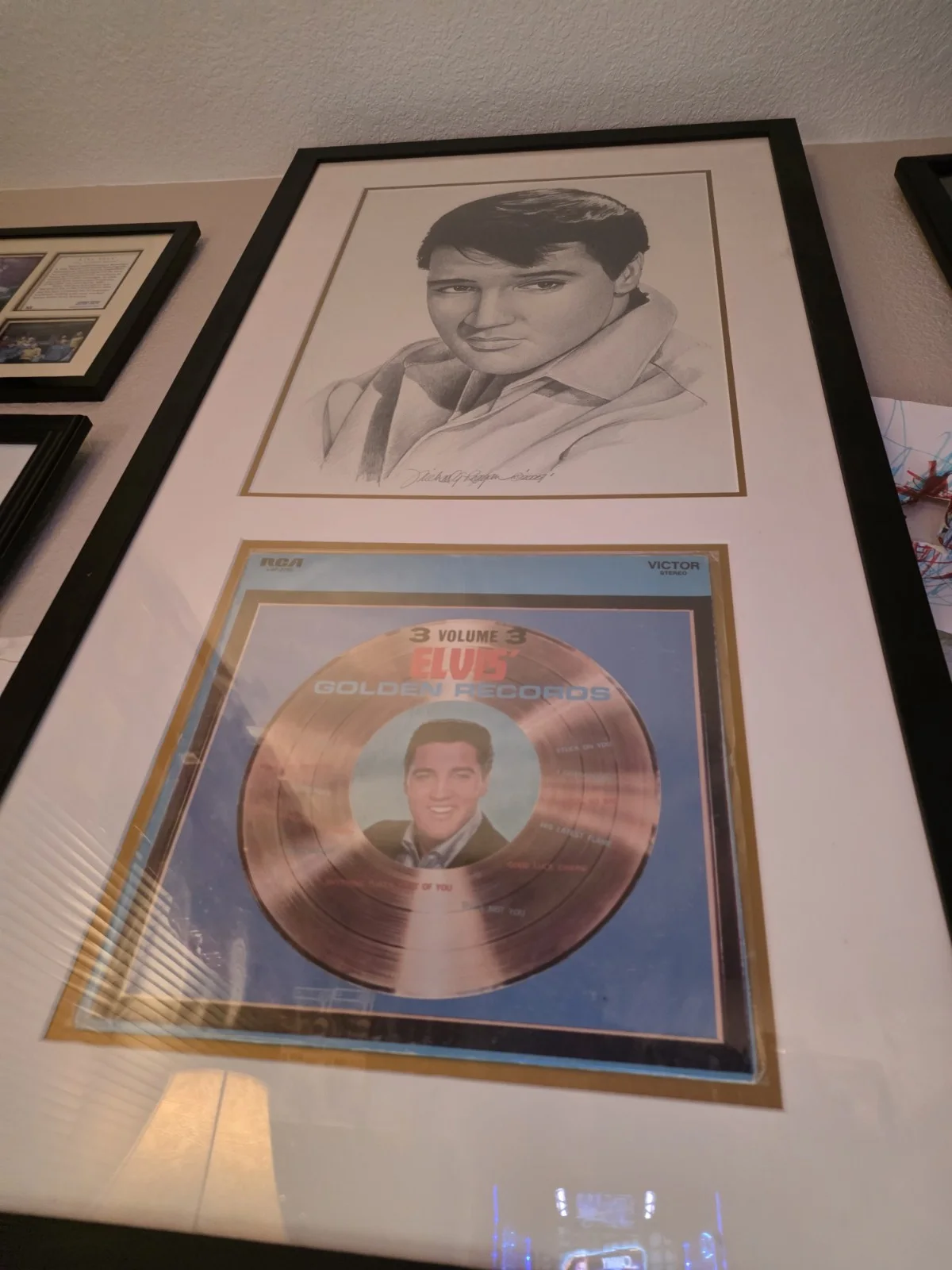 Rare The King Of Rock Signed By Artist Elvis Presley Art And Golden Record, изображение 3