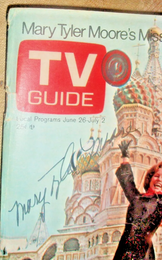 Mary Tyler Moore signed June 25, 1976 TV Guide no mailing label, изображение 2