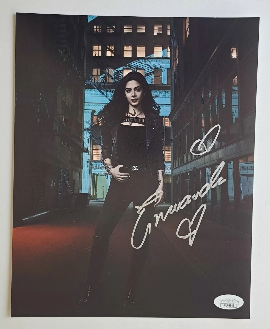 EMERAUDE TOUBIA as Isabelle Lightwood Signed "Shadowhunters" 8x10 Photo JSA COA, изображение 2