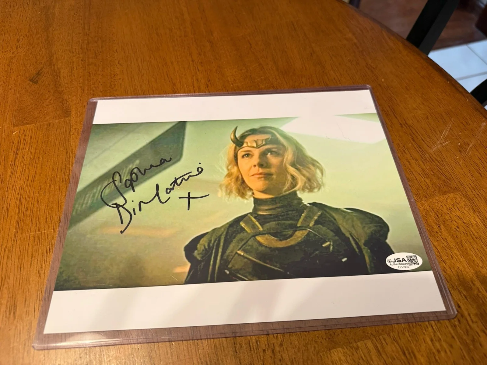 Sophia Di Martino — Sophia Di Martino Signed Autographed LOKI 8x10 Photo JSA Authenticated, изображение 3