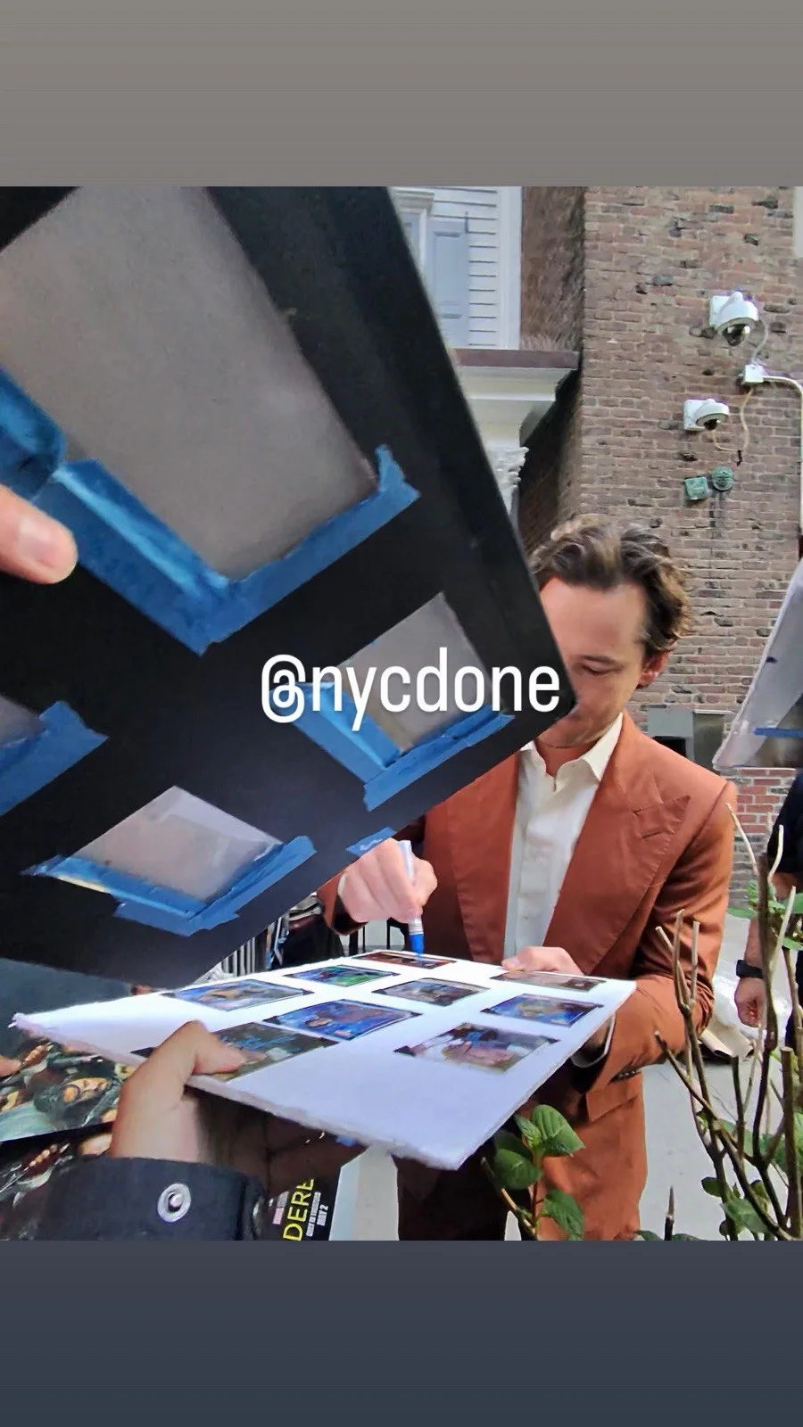 Lewis Pullman — Lewis Pullman Auto 23/25 Orange PHOTO PROOF Peeking Out From Behind The Wall, изображение 2