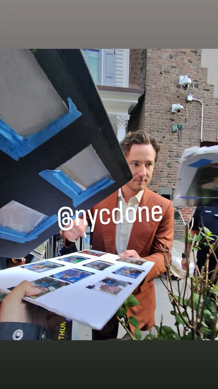 Lewis Pullman — Lewis Pullman Auto 23/25 Orange PHOTO PROOF Peeking Out From Behind The Wall, изображение 3