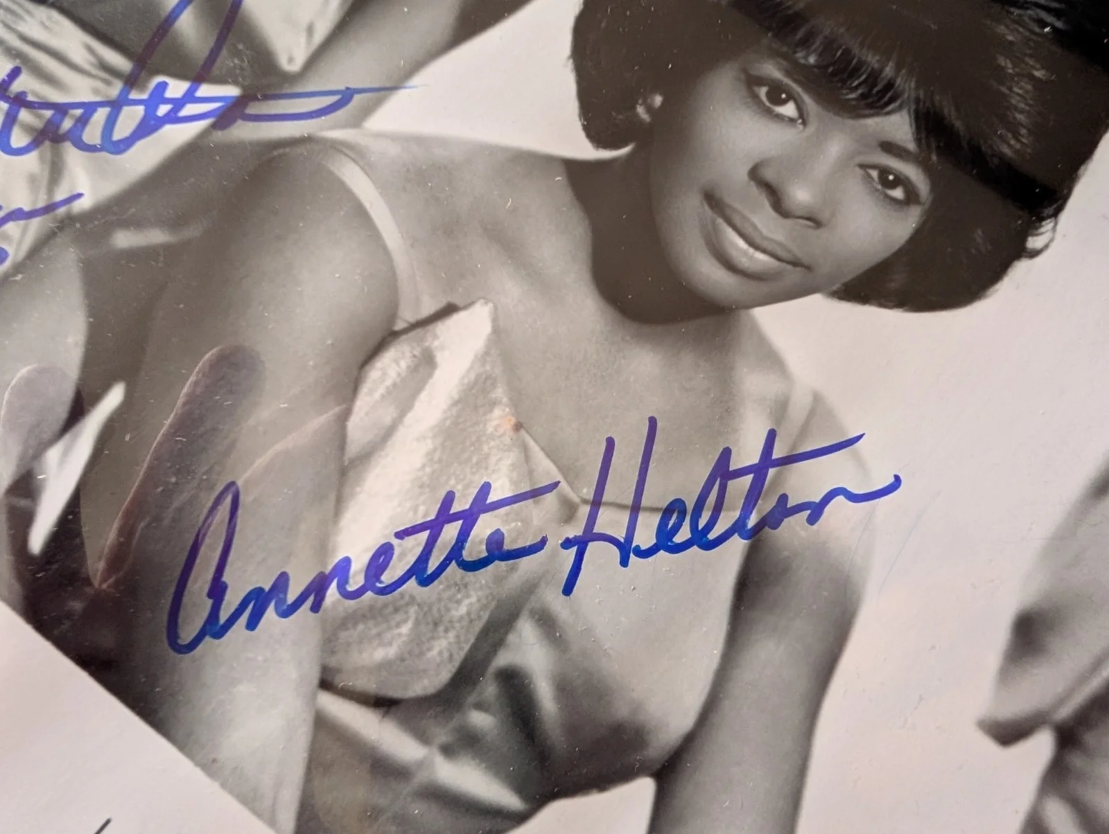 Martha Reeves, Annette Helton, Rosalind Holmes — MARTHA & THE VANDELLAS 10X12.5 Autographed Limited Edition Photo with COA, изображение 3