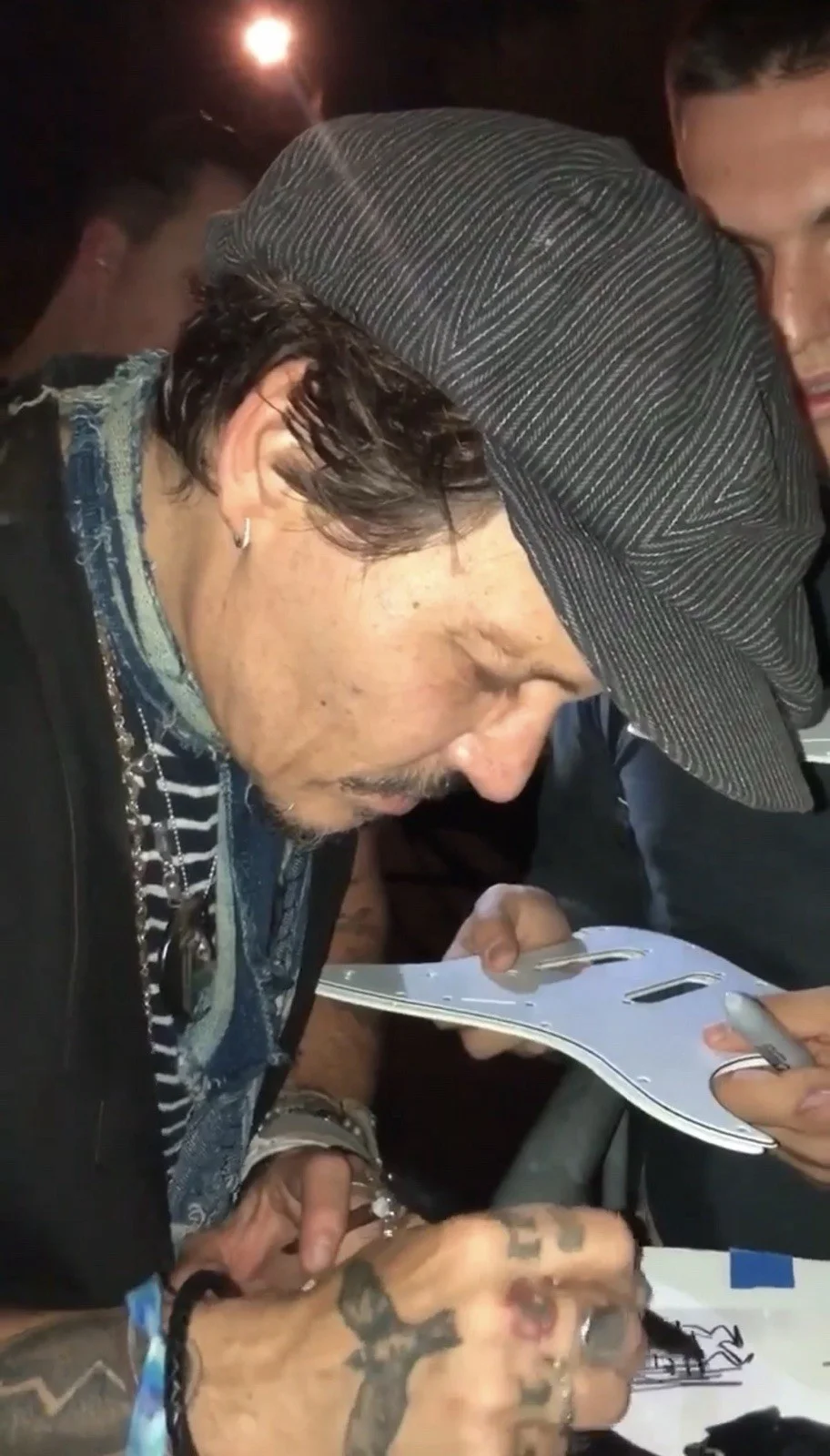 Johnny Depp — JOHNNY DEPP SIGNED 11x14 PHOTO W/ CAPTAIN JACK SPARROW SKETCH PSA/DNA COA +PROOF, изображение 2