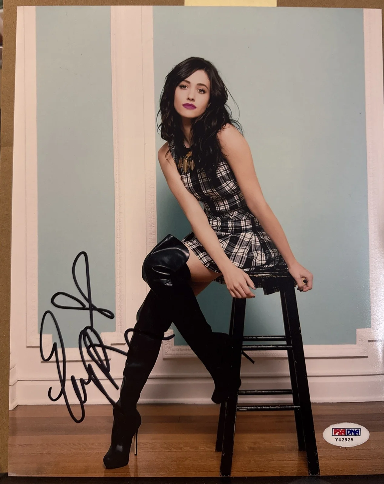EMMY ROSSUM — Emmy Rossum Signed Shameless 8x10 Color Photo PSA/DNA COA