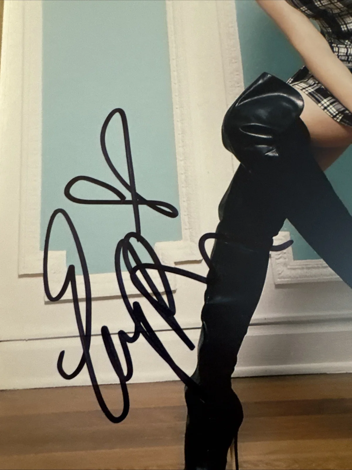 EMMY ROSSUM — Emmy Rossum Signed Shameless 8x10 Color Photo PSA/DNA COA, image 2
