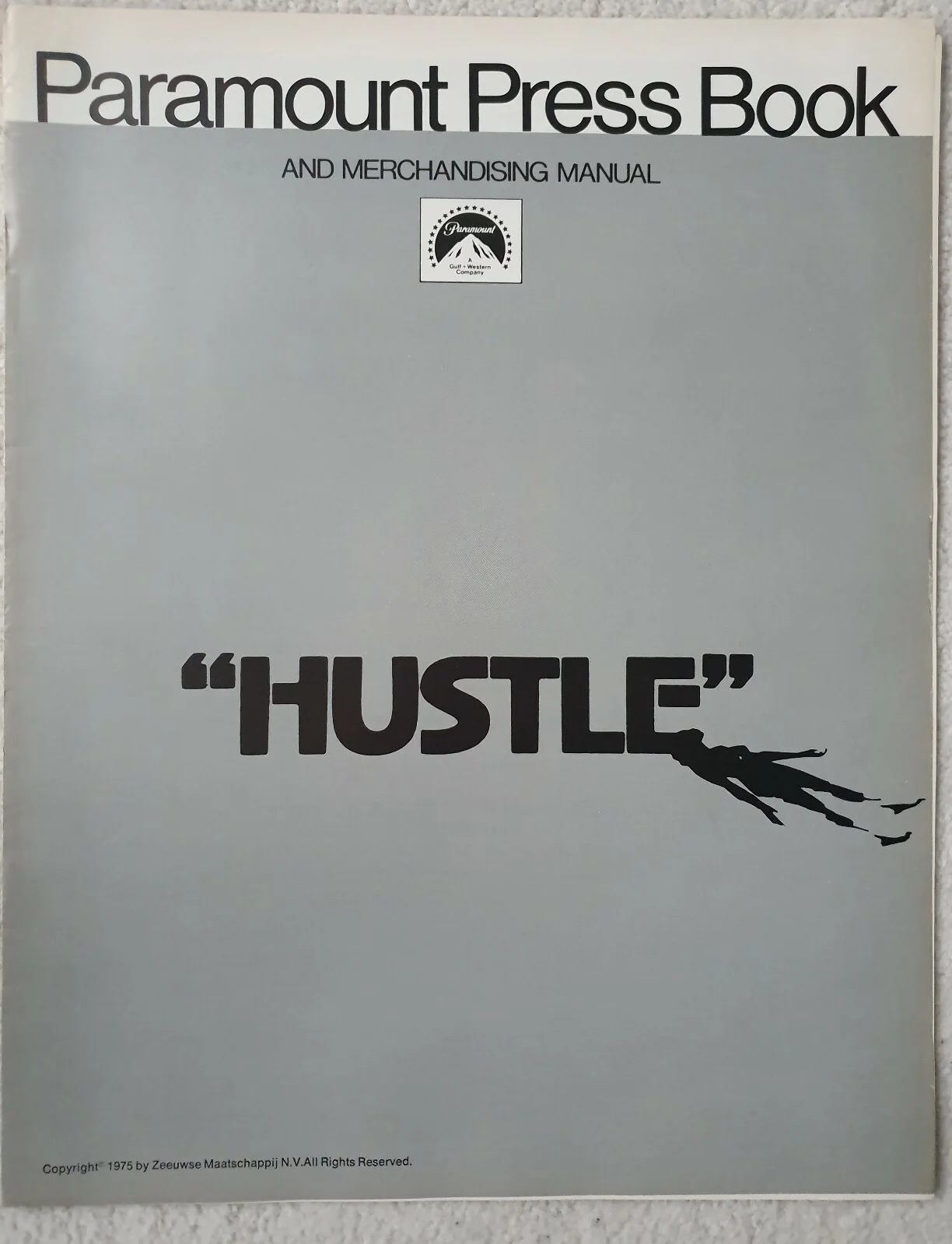 HUSTLE - 1975 US PRESSBOOK & AD SUPPLEMENT - BURT REYNOLDS, DENEUVE * UNFOLDED *, изображение 2
