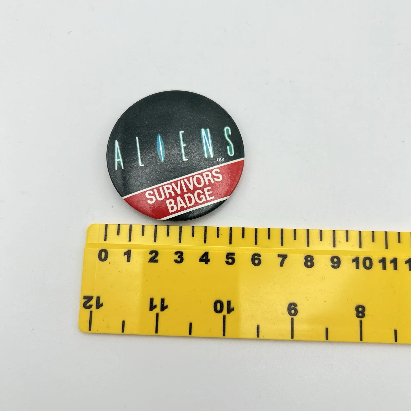 Vintage Aliens Survivors Badge 1986 Film Promo Pin Button James Cameron Sci Fi, изображение 3
