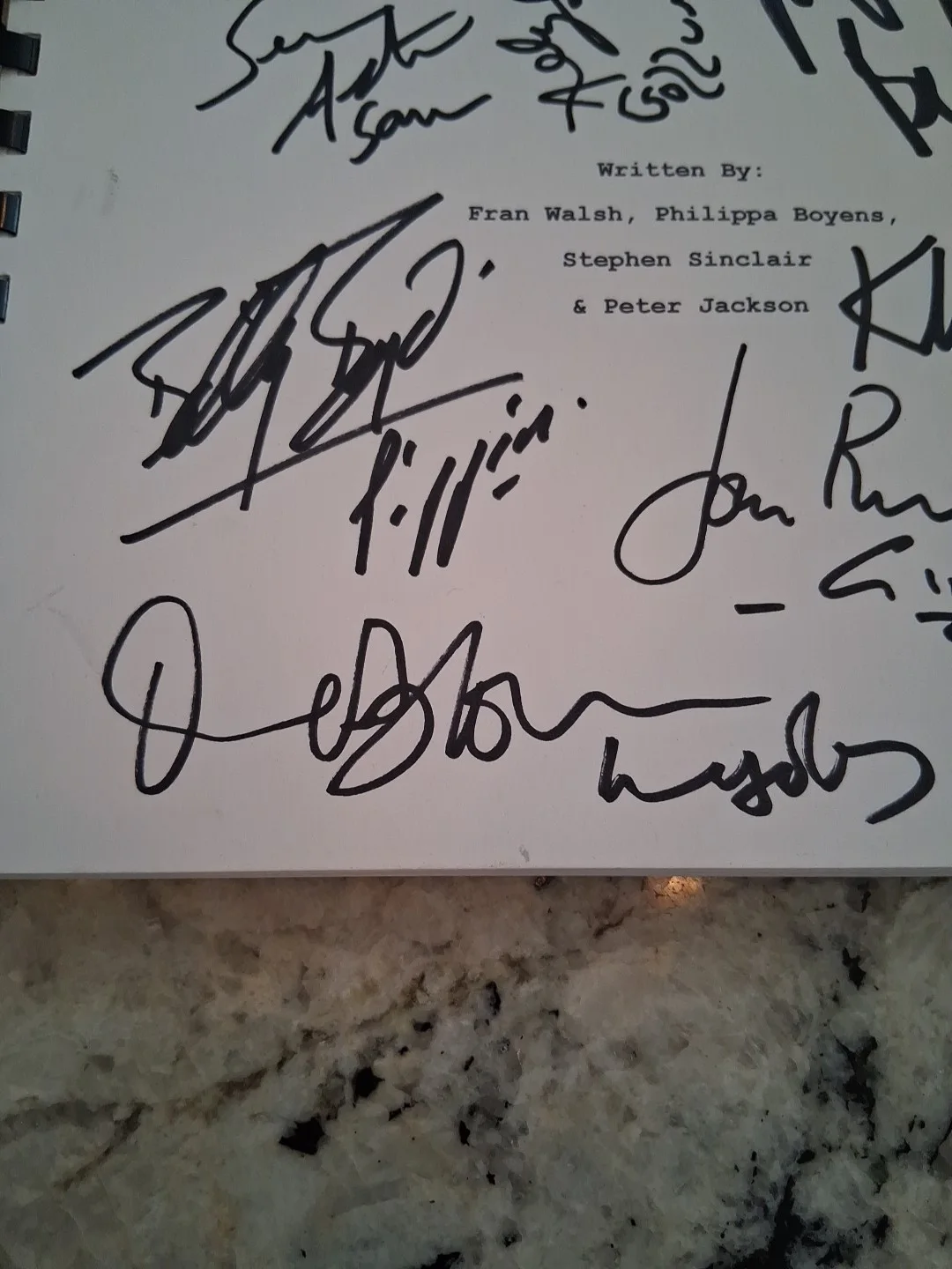elijah Wood, Sean Asten, billy boyd, John Rhys Davies, many more — Elijah Wood And 13 Others Signed & Verified Lord Of The 2 Towers Script, изображение 2