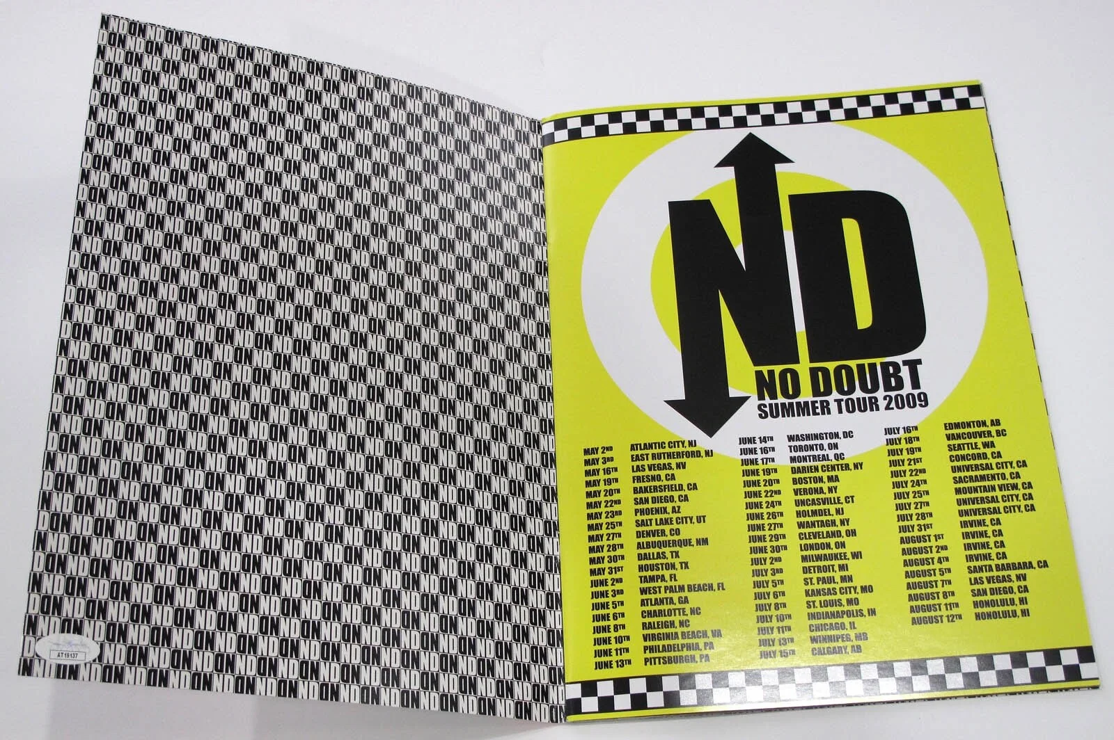 GWEN STEFANI, Tony Kanal, Adrian Young - No Doubt — NO DOUBT Gwen Stefani +2 signed TOUR PROGRAM Tony, Adrian Summer 2009 JSA COA, image 4