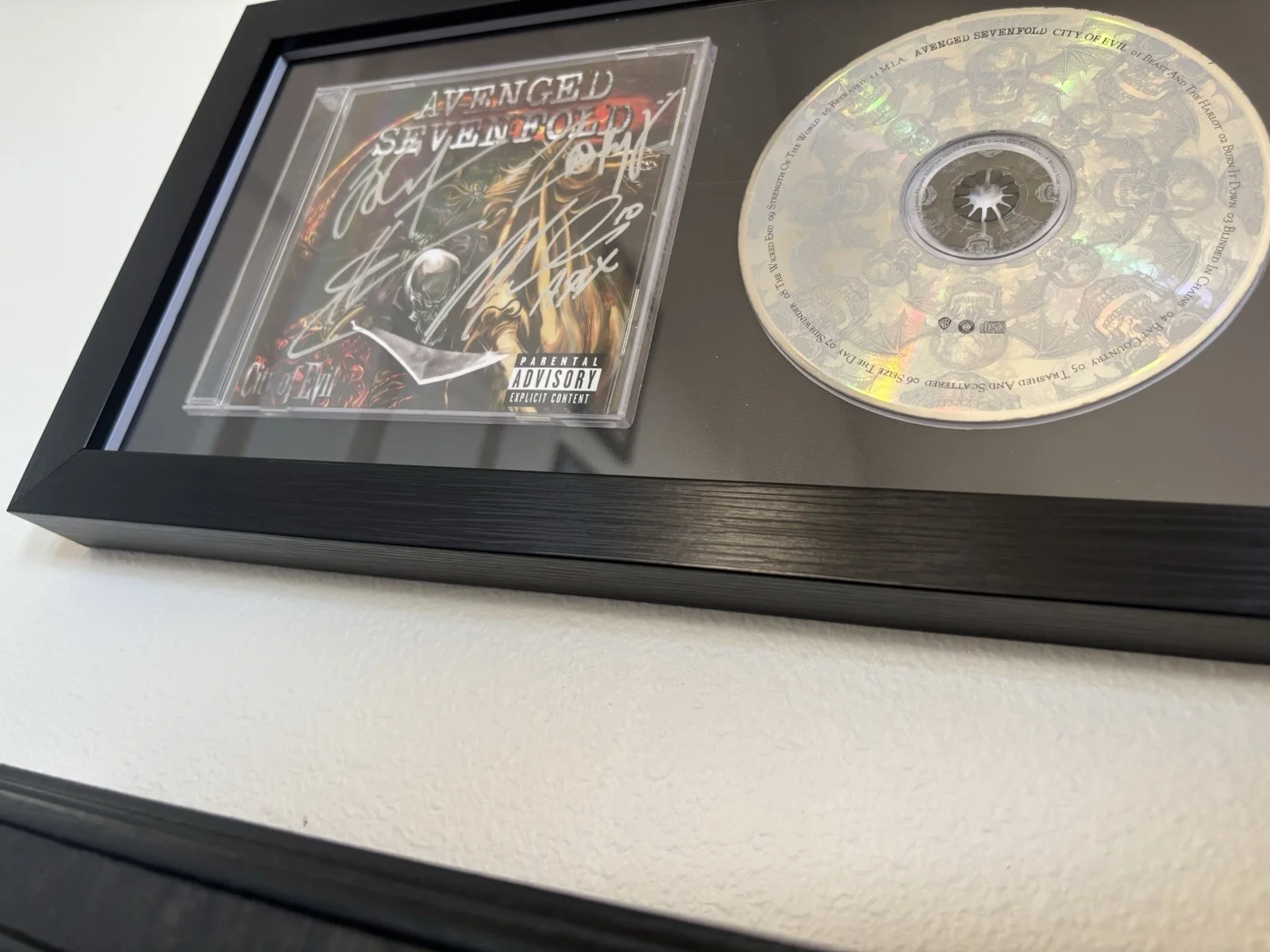 Avenged Sevenfold Signed City Of Evil Album - Matt, Johnny, Zacky, & Syn In 2010, изображение 2